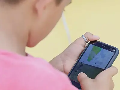 Senado aprova projeto para restringir uso de celular em escolas