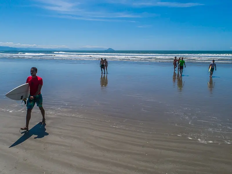 Terceira etapa do campeonato de surf agita praia de Riviera