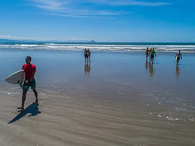 Terceira etapa do campeonato de surf agita praia de Riviera