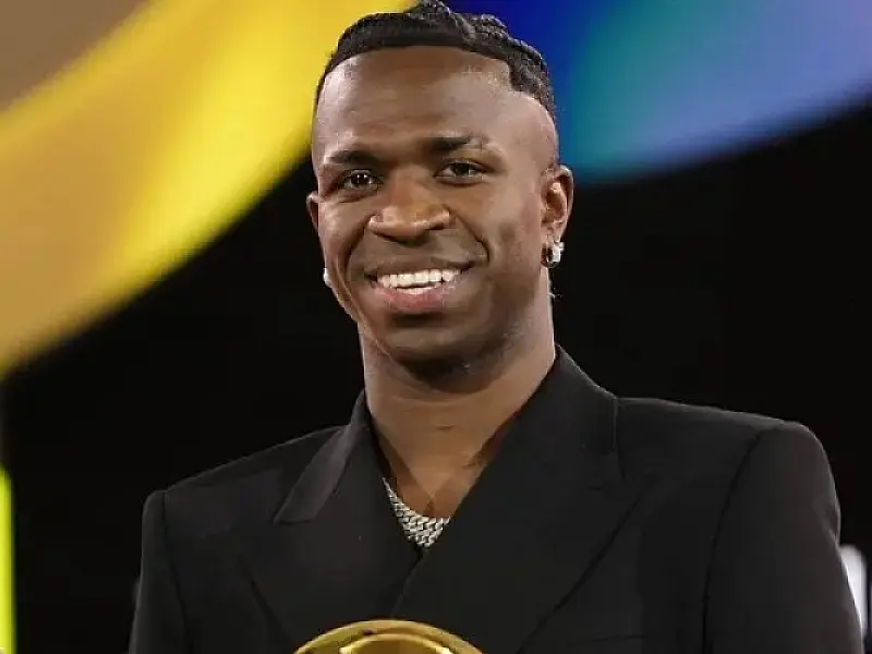 Vini Jr. ganha prêmio de melhor jogador do mundo no Globe Soccer Awards