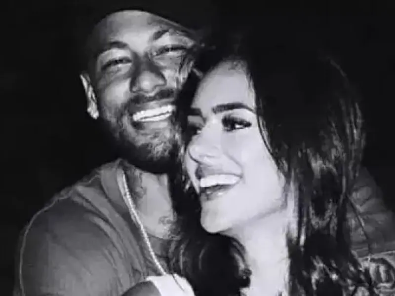 Namorada de Neymar compartilha foto preferida com o jogador