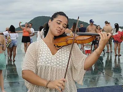 Mirante das Galhetas terá flautista e violinista neste sábado (10)