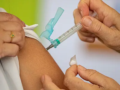 Vacinação contra a mpox começa em março com casos da doença em queda