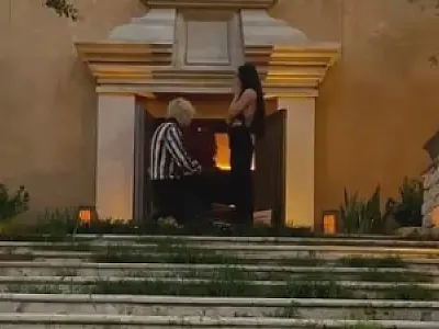 Casal bebe o sangue um do outro para celebrar noivado