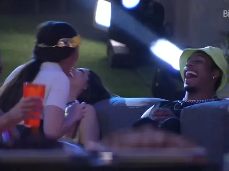 Jade convida PA para quarto Lollipop, mas ele recusa e diz que não quer sair do BBB