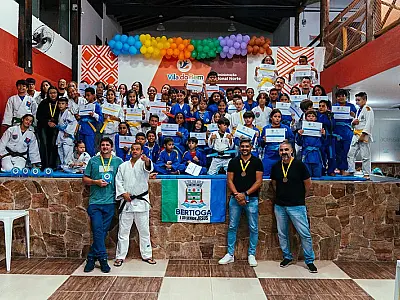 Alunos de Judô em Bertioga participam de cerimônia de troca de faixas
