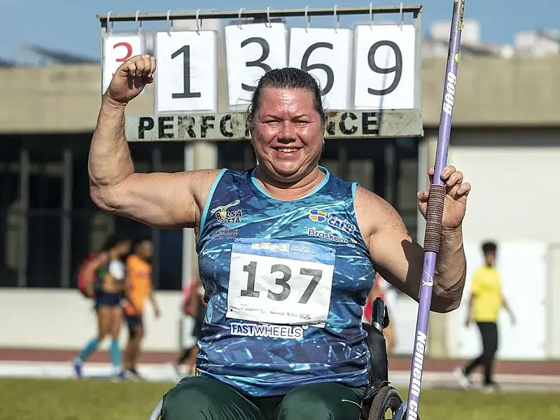 Beth Gomes quebra recorde mundial paralímpico no lançamento de dardo