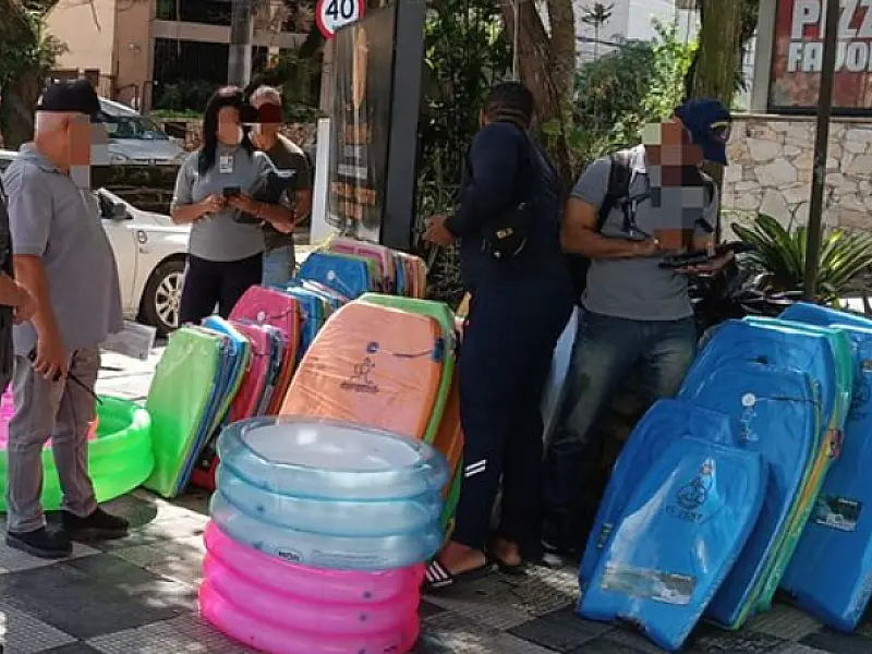 Fiscalização coíbe comércio irregular nas praias de Guarujá