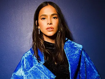 A atriz Bruna Marquezine demonstra apoio por greve de de atores de Hollywood