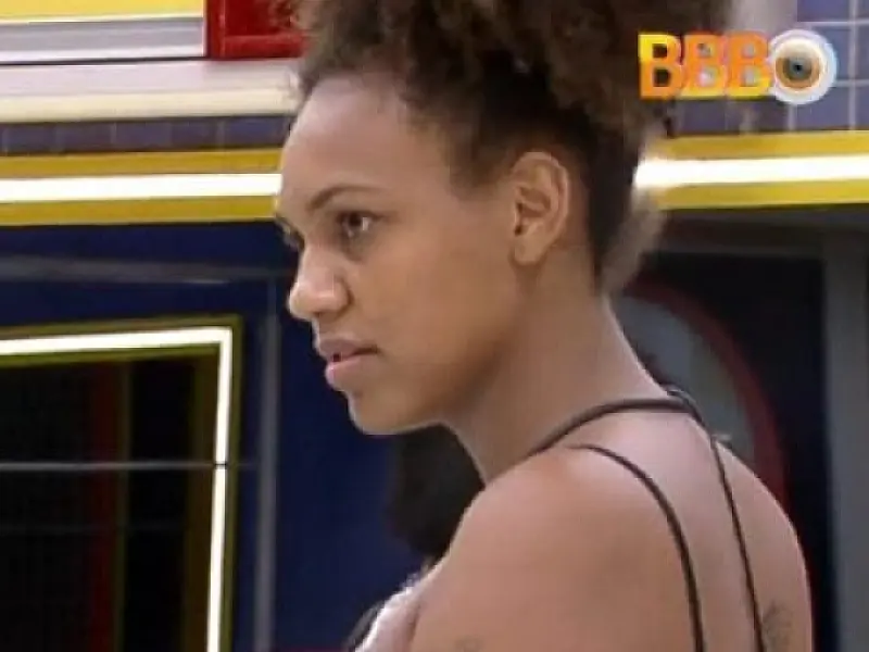 Jessilane quebra metade do dente com bala e vira assunto