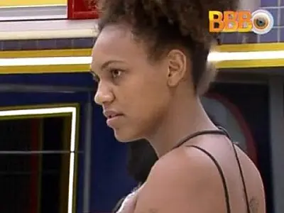 Jessilane quebra metade do dente com bala e vira assunto