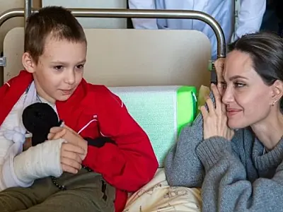 Angelina Jolie visita Ucrânia em missão humanitária e lamenta por crianças
