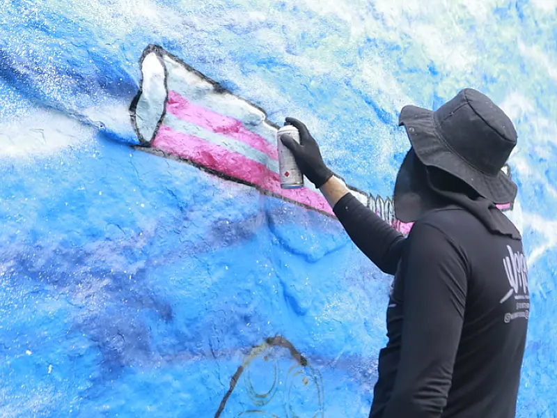 Surfistas guarujaenses ganham nova roupagem em mural nas Astúrias