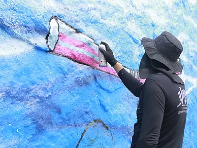 Surfistas guarujaenses ganham nova roupagem em mural nas Astúrias