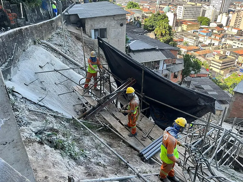 Avançam obras de contenção e drenagem em morro de Santos