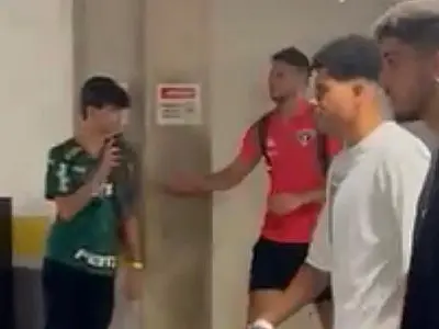Calleri derruba com tapa celular de torcedor do Palmeiras; veja o vídeo
