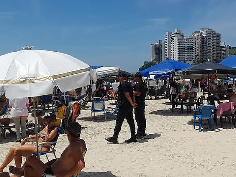 Cidade do Guarujá orienta 3.906 banhistas e retira 768 equipamentos em um mês