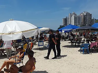 Cidade do Guarujá orienta 3.906 banhistas e retira 768 equipamentos em um mês