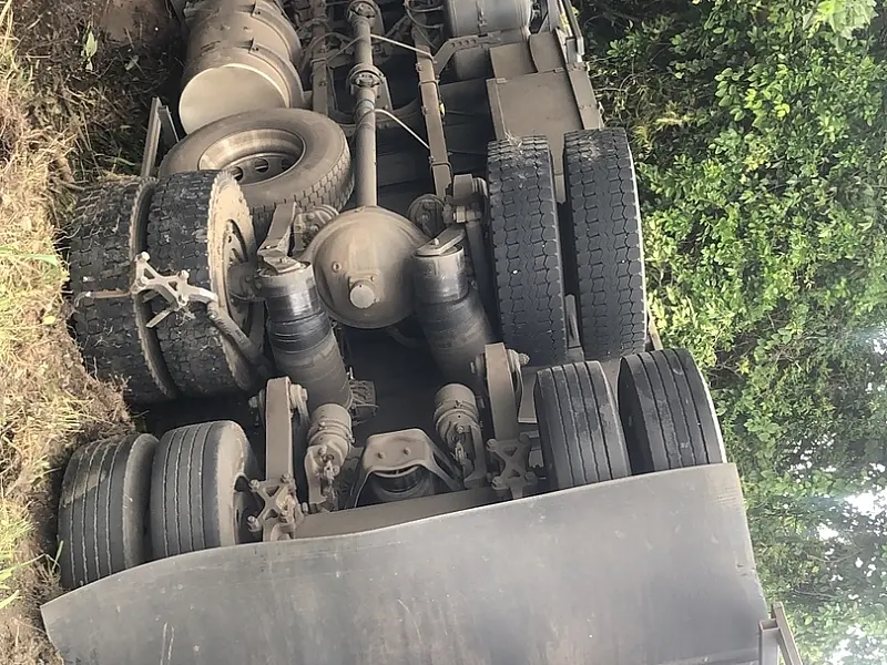 Caminhão tomba em curva na SP-222, em Pariquera-Açu