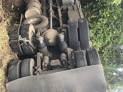 Caminhão tomba em curva na SP-222, em Pariquera-Açu