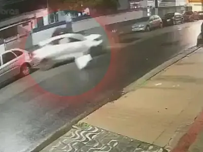Bandido rouba carro, faz reféns e causa confusão e acidentes em três cidades