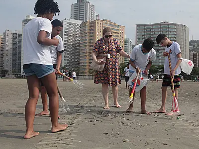 Alunos de Santos retiram lixo da praia com equipamento feito com material reciclado