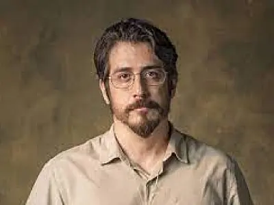 Ator da TV Globo interpreta José de Anchieta durante evento na cidade