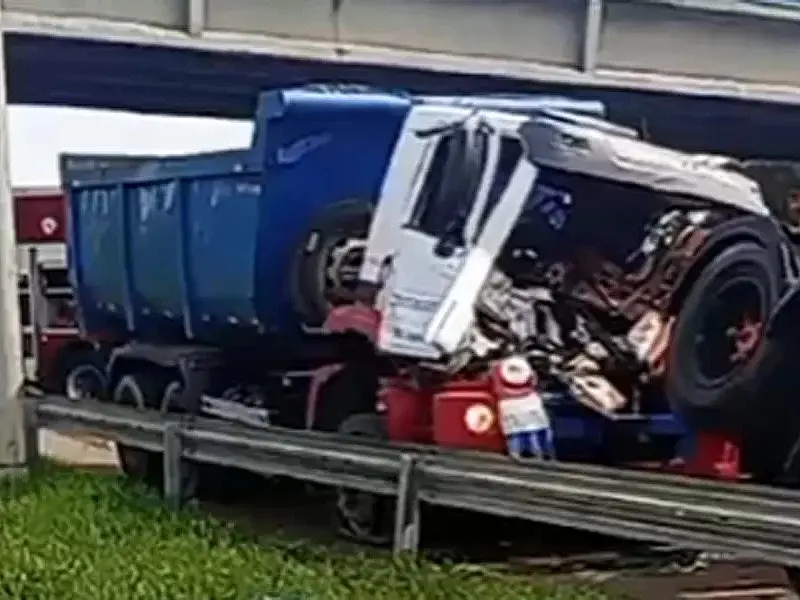 Caminhoneiro morre ao ficar preso as ferragens por conta de acidente
