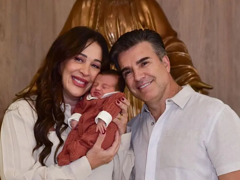 Claudia Raia e Jarbas Homem de Mello deixam a maternidade com o bebê Luca