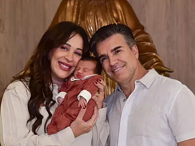 Claudia Raia e Jarbas Homem de Mello deixam a maternidade com o bebê Luca