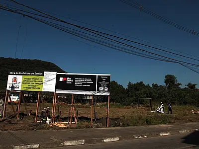Campo de futebol com dimensões oficiais é construído na Caneleira, em Santos