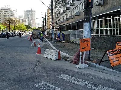 Avenida Pinheiro Machado, em Santos, já começa a ganhar novas calçadas