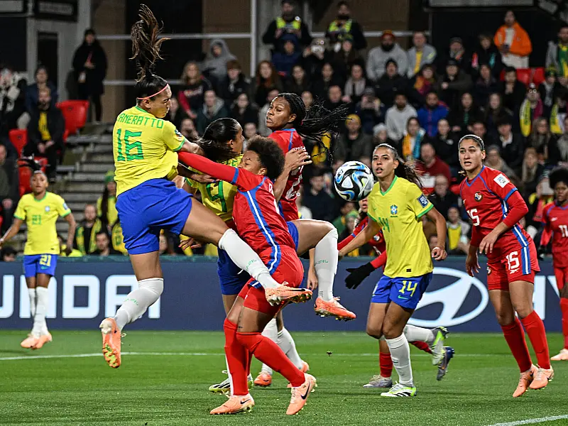 Com pão de queijo, torcedores se reúnem para assistir jogo do Brasil