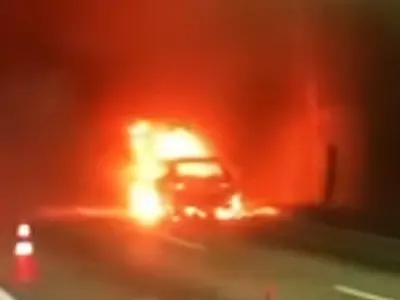 Carro fica completamente destruído após pegar fogo em túnel da Imigrantes