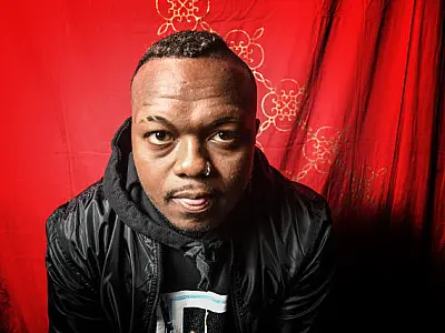 Mais de 10 anos de carreira, Djonga se apresenta no Arena Club, em Santos