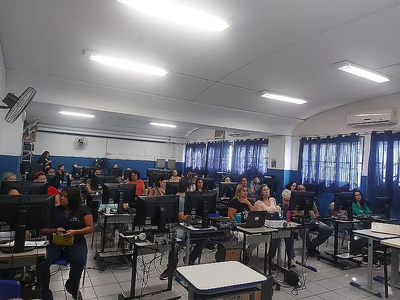Pais devem manter dados atualizados dos filhos junto às escolas, em Guarujá
