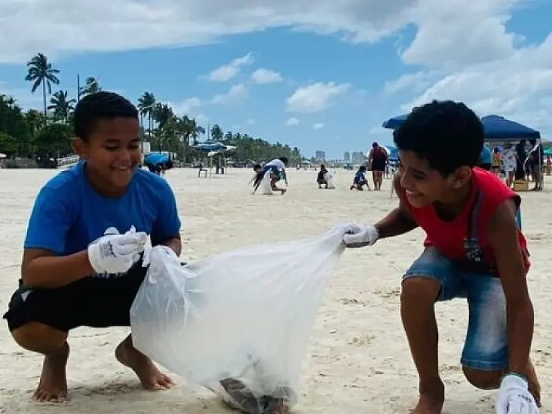 Projeto Ondas incentiva consciência ambiental através do surfe e da educação em Guarujá