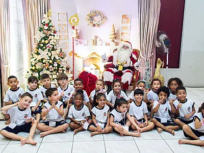 6 mil sorrisos: crianças da rede municipal conhecem Papai Noel na 'Festa de Natal'