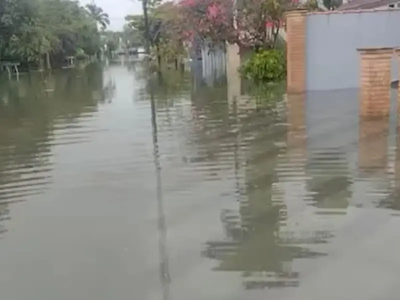 Chuva de um mês em apenas 24 horas deixa bairro em Bertioga inundado