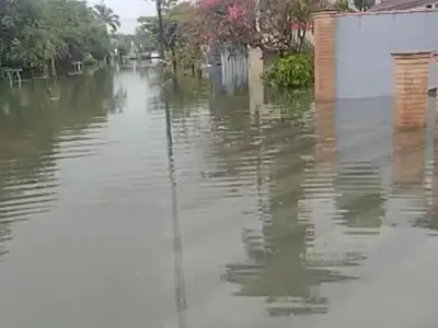 Chuva de um mês em apenas 24 horas deixa bairro em Bertioga inundado