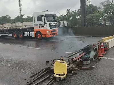 Via Anchieta é bloqueada com barricada de pneus queimados em protesto contra operações da PM