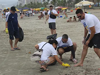 Praia Grande recebe força-tarefa para debate ambiental e limpeza da orla com compensação de carbono