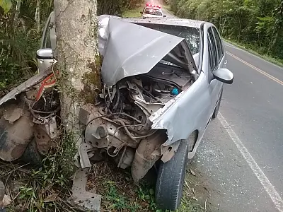Acidente com automóvel é registrado na SPA 459/230, em Pariquera-Açu