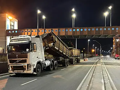 Caminhão atinge passarela de acesso à travessia de barcas entre Santos e Guarujá