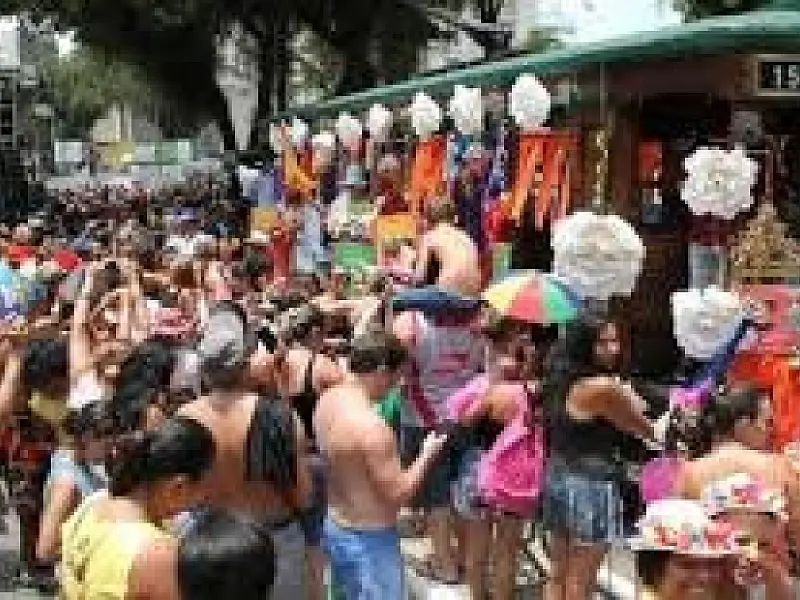 Sábado é dia de se divertir com o Carnabonde no Centro de Santos