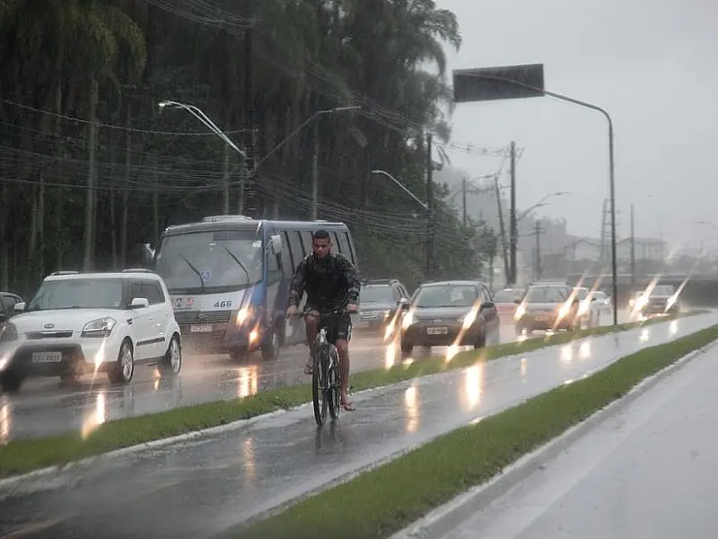 CET-Santos alerta para necessidade do farol baixo aceso em dias de chuva