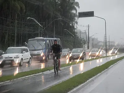 CET-Santos alerta para necessidade do farol baixo aceso em dias de chuva