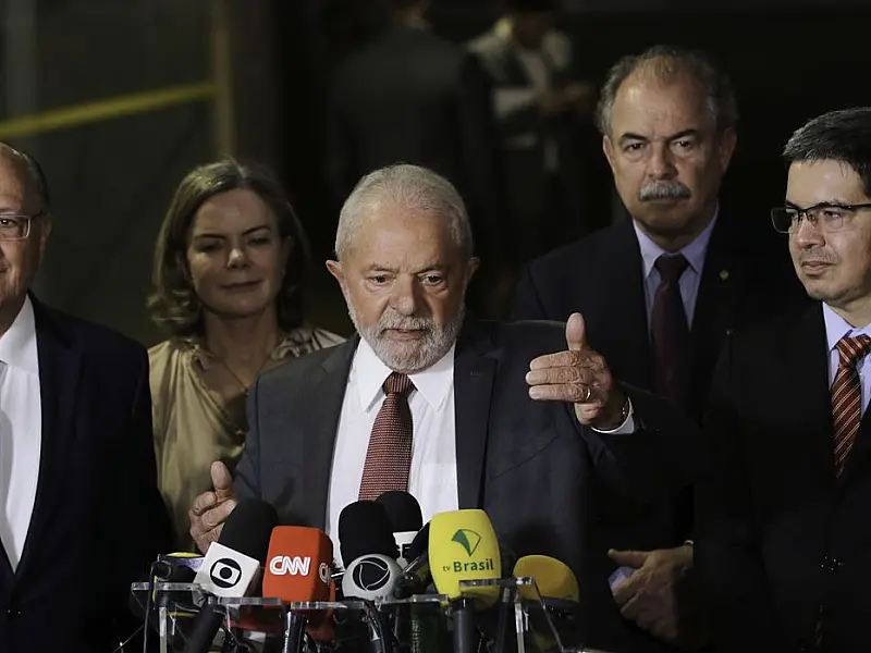 Lula diz que só definirá nomes para ministério após viagem ao Egito