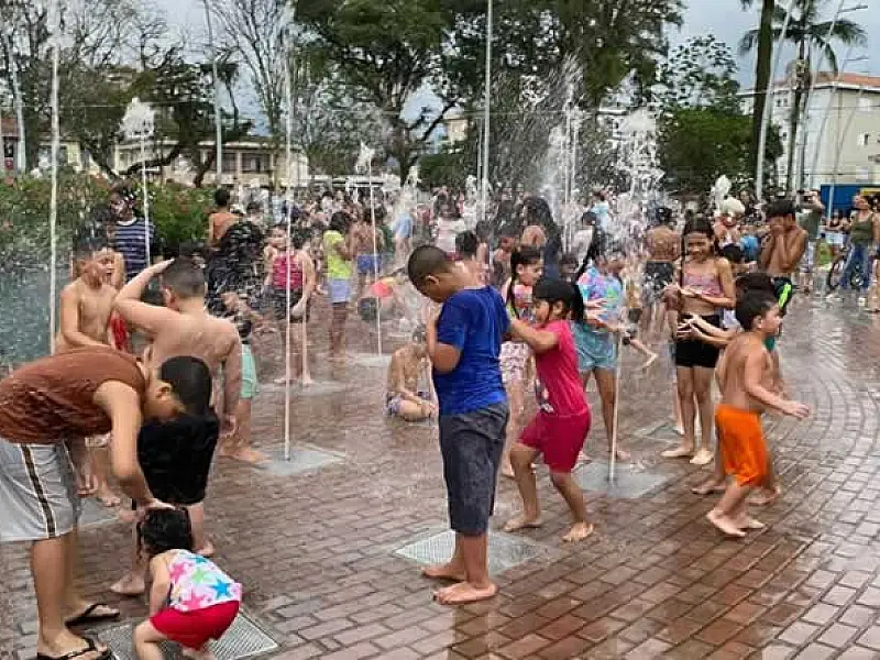 Praça Independência, em Cubatão, ganha fonte interativa com show gratuito de 'Patati Patatá'