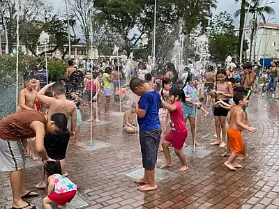 Praça Independência, em Cubatão, ganha fonte interativa com show gratuito de 'Patati Patatá'
